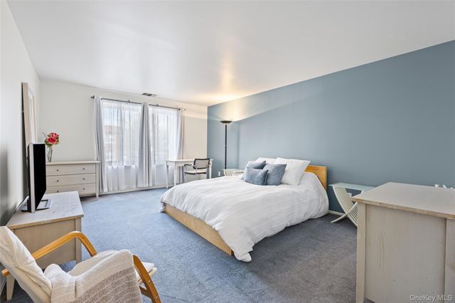 99 S Park Avenue 28, Rockville Centre, NY 11570