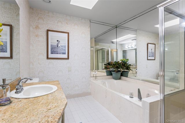 99 S Park Avenue 28, Rockville Centre, NY 11570