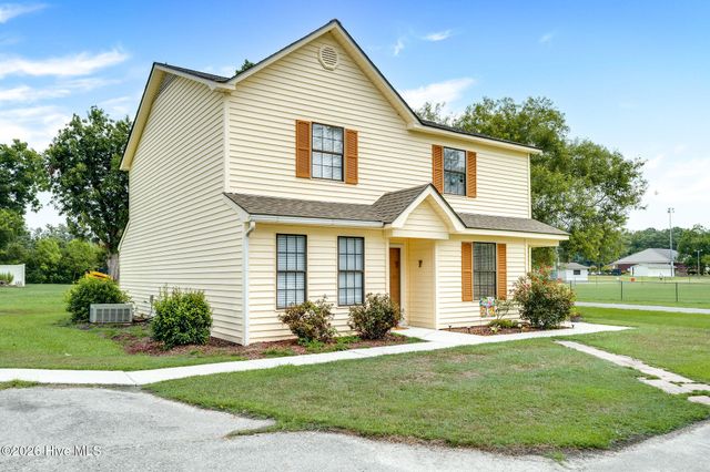 611 SE Railroad Street, Wallace, NC 28466