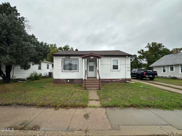 915 10th Street SE, Jamestown, ND 58401 property photo