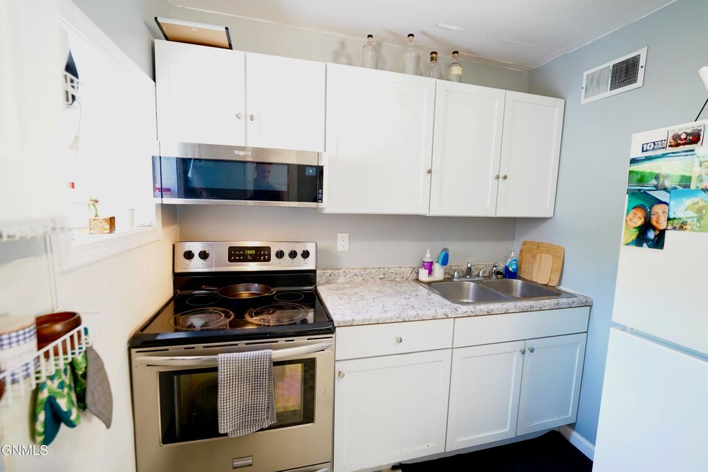 915 10th Street SE, Jamestown, ND 58401 photo 4