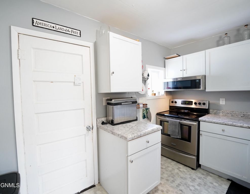 915 10th Street SE, Jamestown, ND 58401 photo 5
