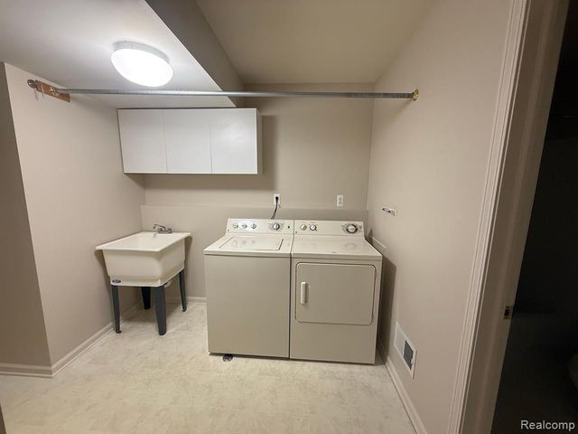 955 Sandalwood Drive, Troy, MI 48085