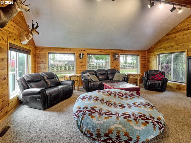 9293 BROADACRES Rd Ne, Aurora, OR 97002
