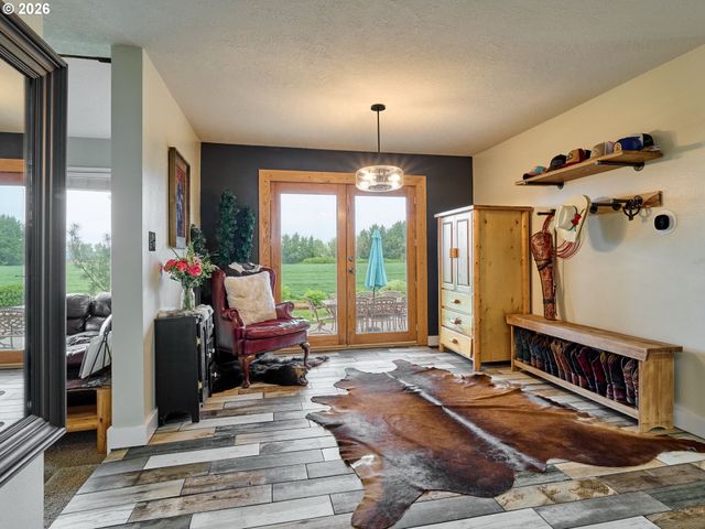 9293 BROADACRES Rd Ne, Aurora, OR 97002