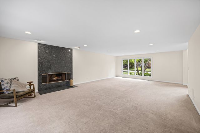 211 Millcreek Lane, Naperville, IL 60540
