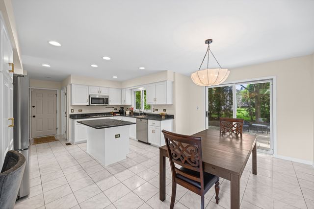 211 Millcreek Lane, Naperville, IL 60540