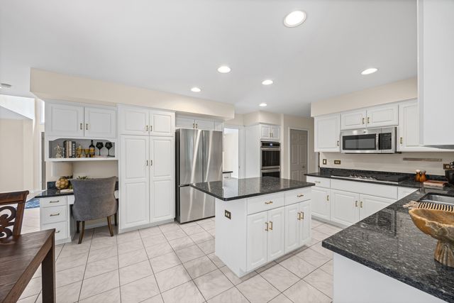 211 Millcreek Lane, Naperville, IL 60540