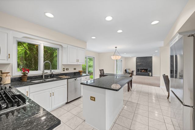 211 Millcreek Lane, Naperville, IL 60540