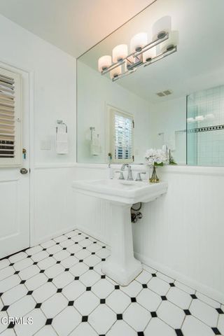 2042 Los Amigos Street, La Canada Flintridge, CA 91011