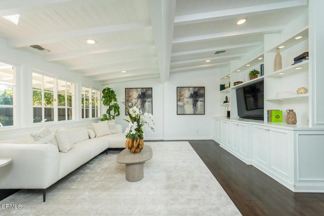 2042 Los Amigos Street, La Canada Flintridge, CA 91011