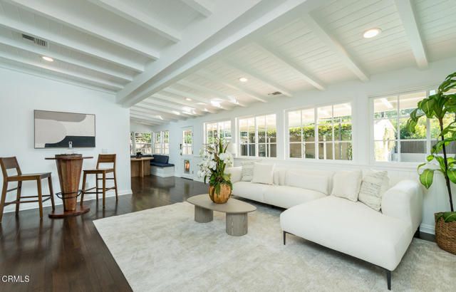 2042 Los Amigos Street, La Canada Flintridge, CA 91011