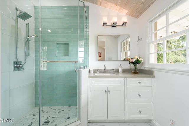 2042 Los Amigos Street, La Canada Flintridge, CA 91011