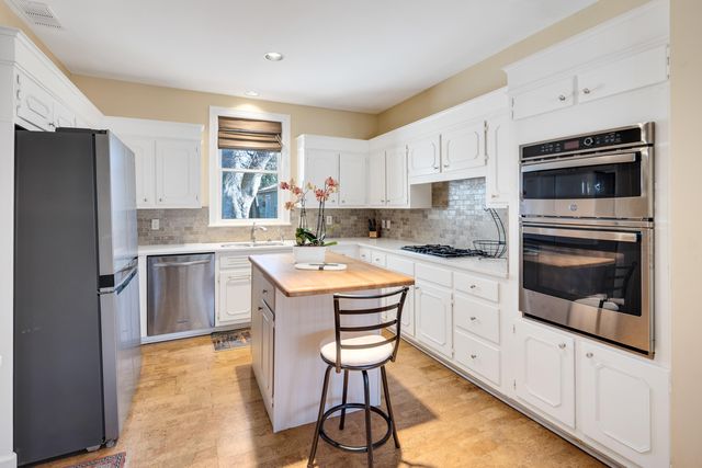 404 WILLIAMSBURG LN, Memphis, TN 38117