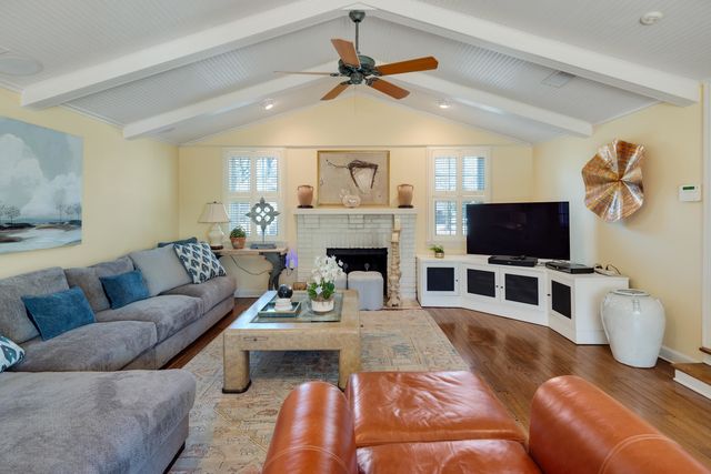 404 WILLIAMSBURG LN, Memphis, TN 38117