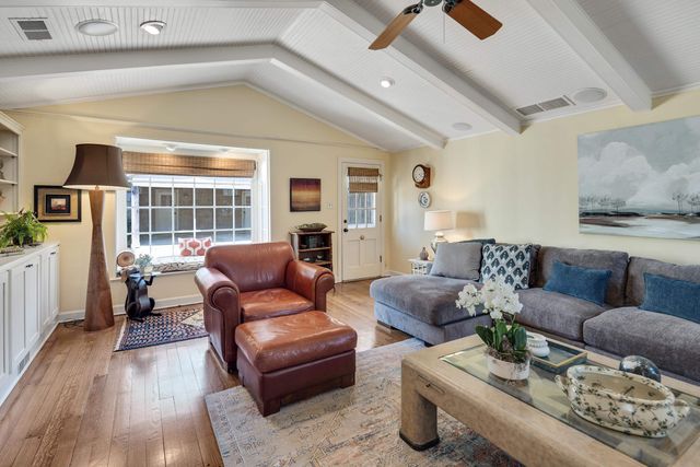 404 WILLIAMSBURG LN, Memphis, TN 38117