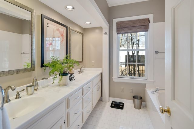 404 WILLIAMSBURG LN, Memphis, TN 38117