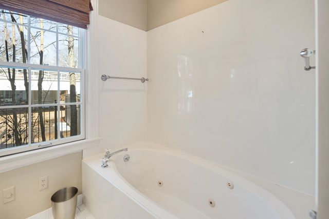 404 WILLIAMSBURG LN, Memphis, TN 38117