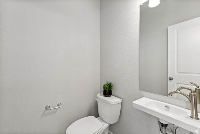 379 E HALLS CREEK RD, Saratoga Springs, UT 84045
