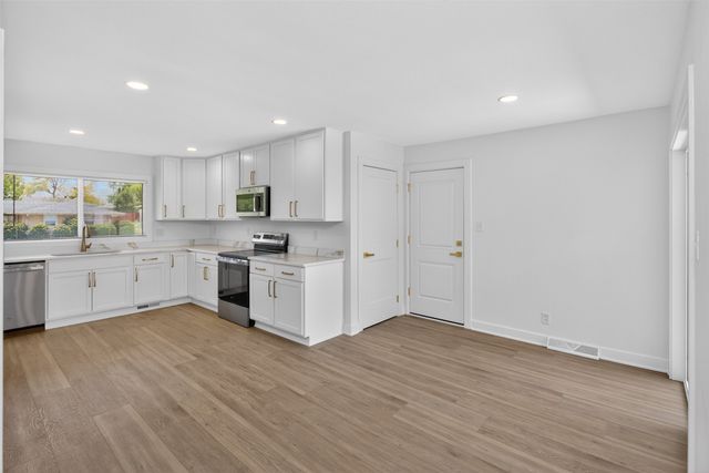 7201 Oak Brook Drive, Urbandale, IA 50322