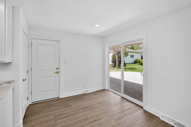 7201 Oak Brook Drive, Urbandale, IA 50322