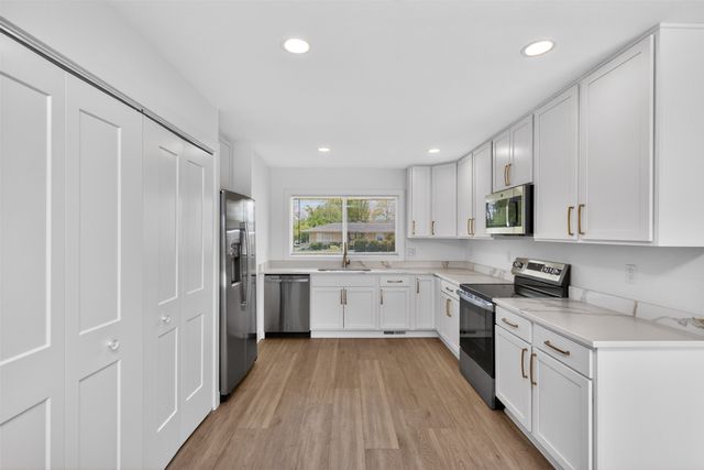 7201 Oak Brook Drive, Urbandale, IA 50322