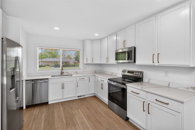7201 Oak Brook Drive, Urbandale, IA 50322