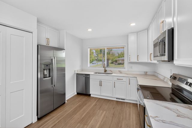 7201 Oak Brook Drive, Urbandale, IA 50322