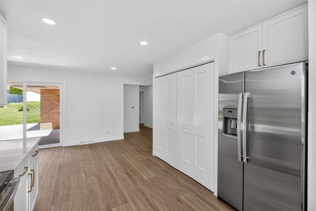 7201 Oak Brook Drive, Urbandale, IA 50322