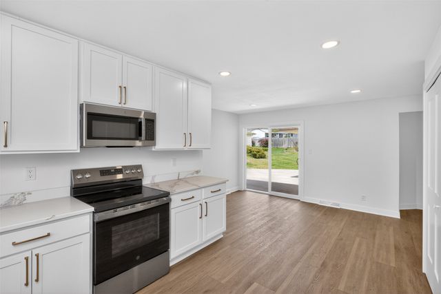7201 Oak Brook Drive, Urbandale, IA 50322