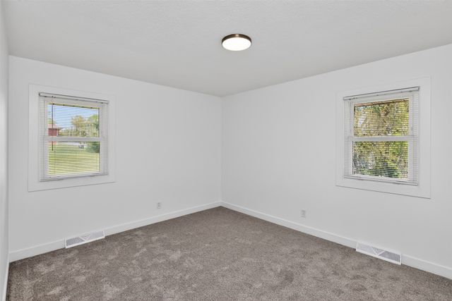 7201 Oak Brook Drive, Urbandale, IA 50322