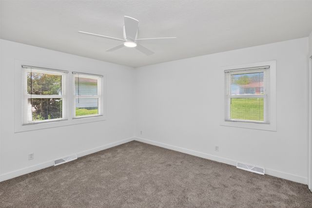 7201 Oak Brook Drive, Urbandale, IA 50322