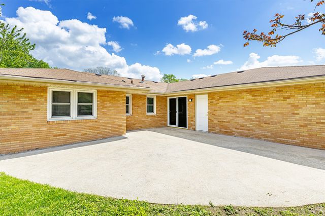 7201 Oak Brook Drive, Urbandale, IA 50322