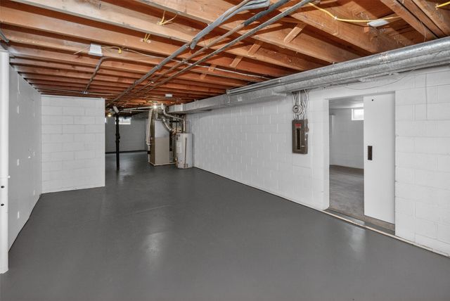 7201 Oak Brook Drive, Urbandale, IA 50322