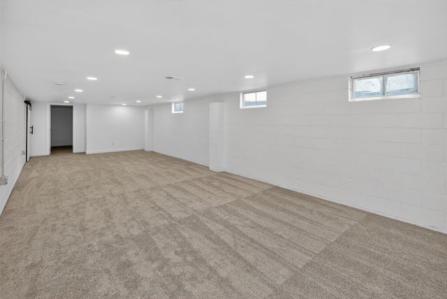 7201 Oak Brook Drive, Urbandale, IA 50322