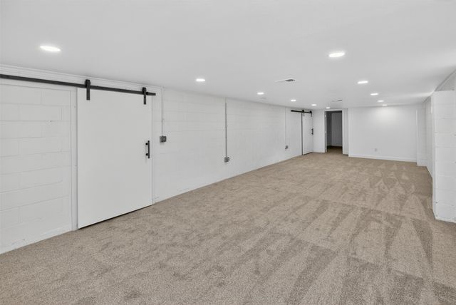 7201 Oak Brook Drive, Urbandale, IA 50322