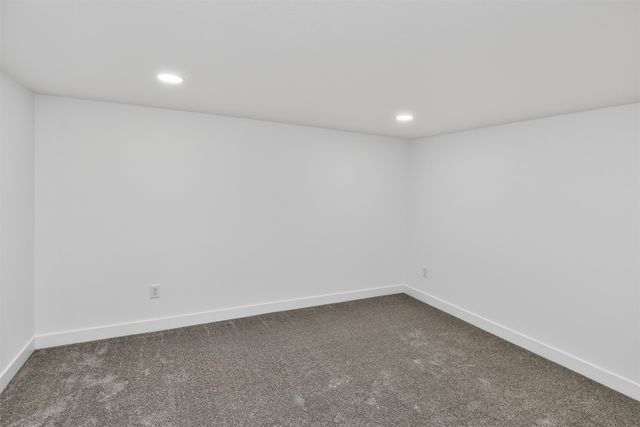 7201 Oak Brook Drive, Urbandale, IA 50322