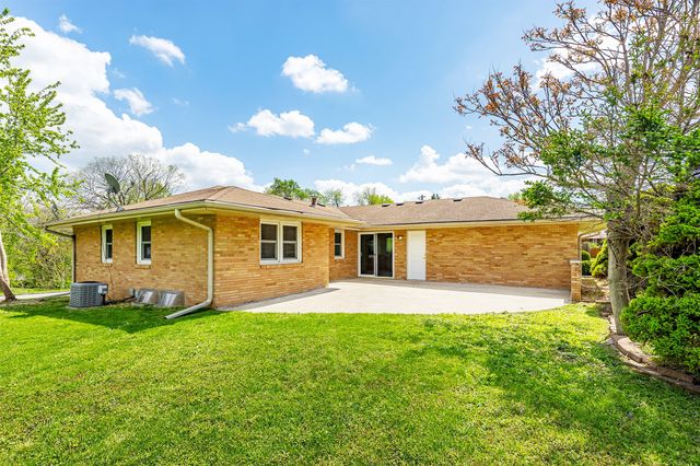 7201 Oak Brook Drive, Urbandale, IA 50322