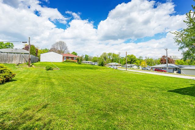 7201 Oak Brook Drive, Urbandale, IA 50322
