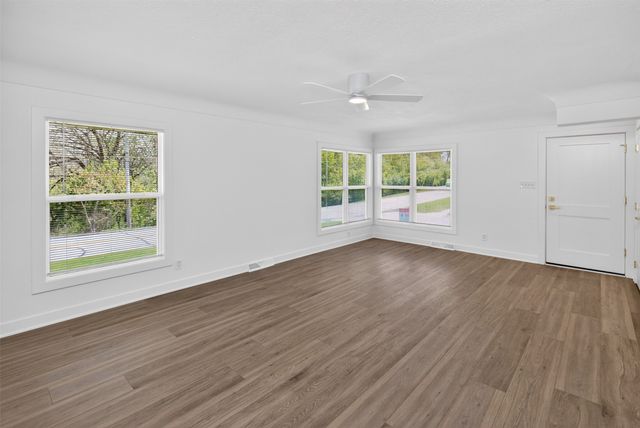 7201 Oak Brook Drive, Urbandale, IA 50322