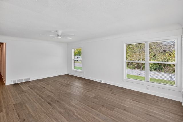 7201 Oak Brook Drive, Urbandale, IA 50322
