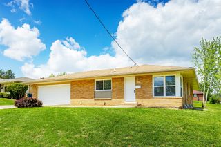 7201 Oak Brook Drive, Urbandale, IA 50322