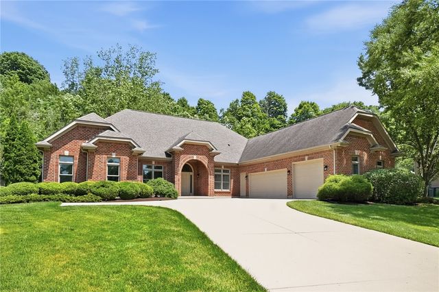 1529 Clear Brook Drive, Sugarcreek Twp, OH 45440