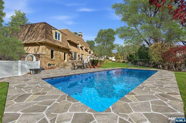 425 Saddle Back Trail, Franklin Lakes, NJ 07417