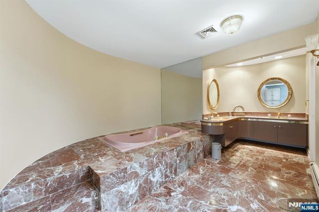 425 Saddle Back Trail, Franklin Lakes, NJ 07417