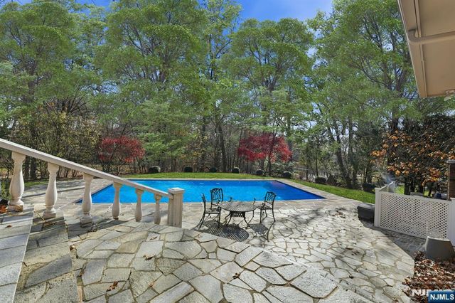 425 Saddle Back Trail, Franklin Lakes, NJ 07417