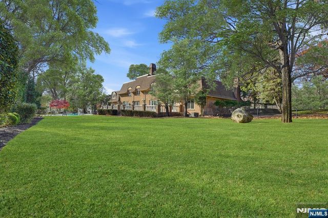 425 Saddle Back Trail, Franklin Lakes, NJ 07417