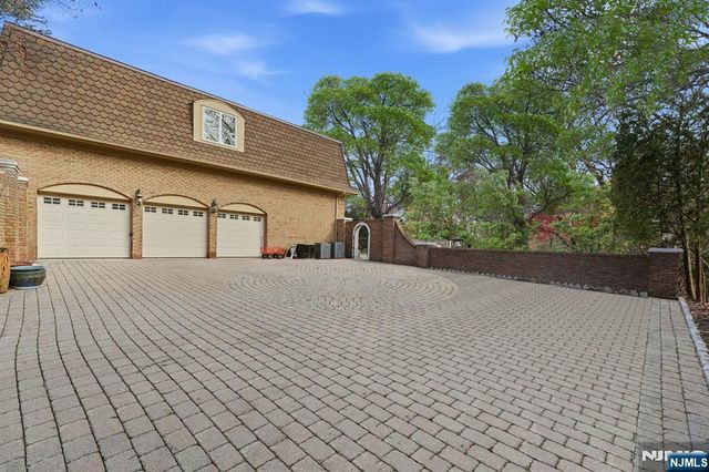 425 Saddle Back Trail, Franklin Lakes, NJ 07417