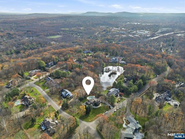 425 Saddle Back Trail, Franklin Lakes, NJ 07417