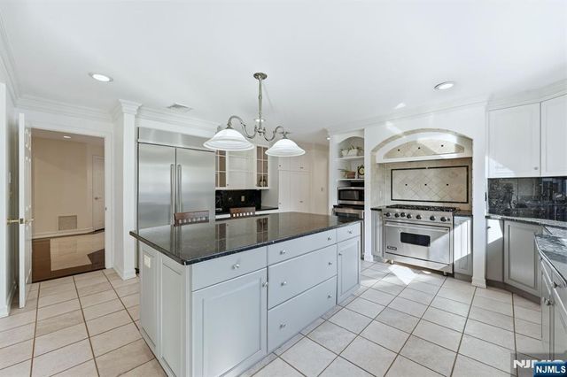 425 Saddle Back Trail, Franklin Lakes, NJ 07417